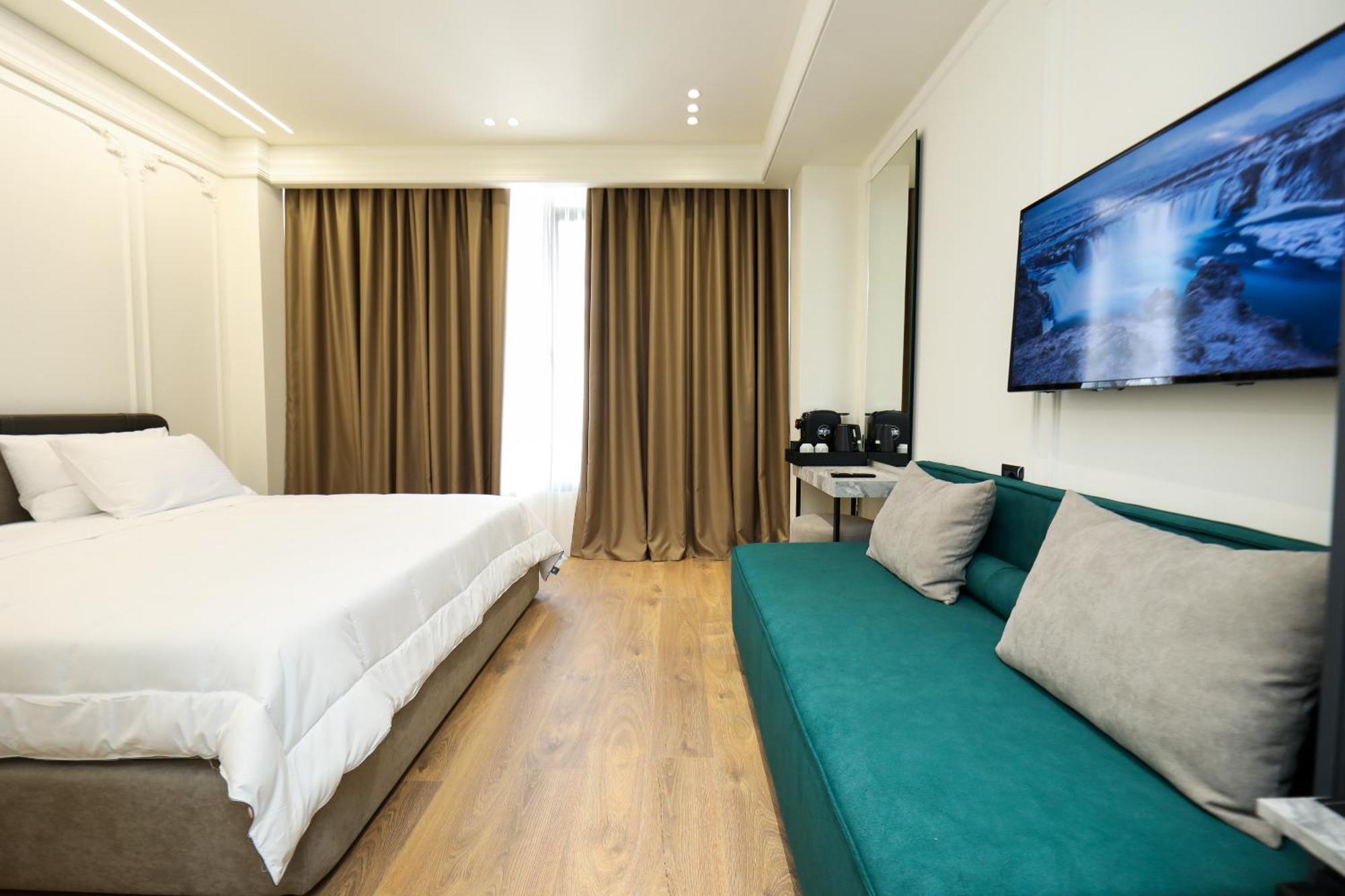 Hotel Adore فلورا المظهر الخارجي الصورة