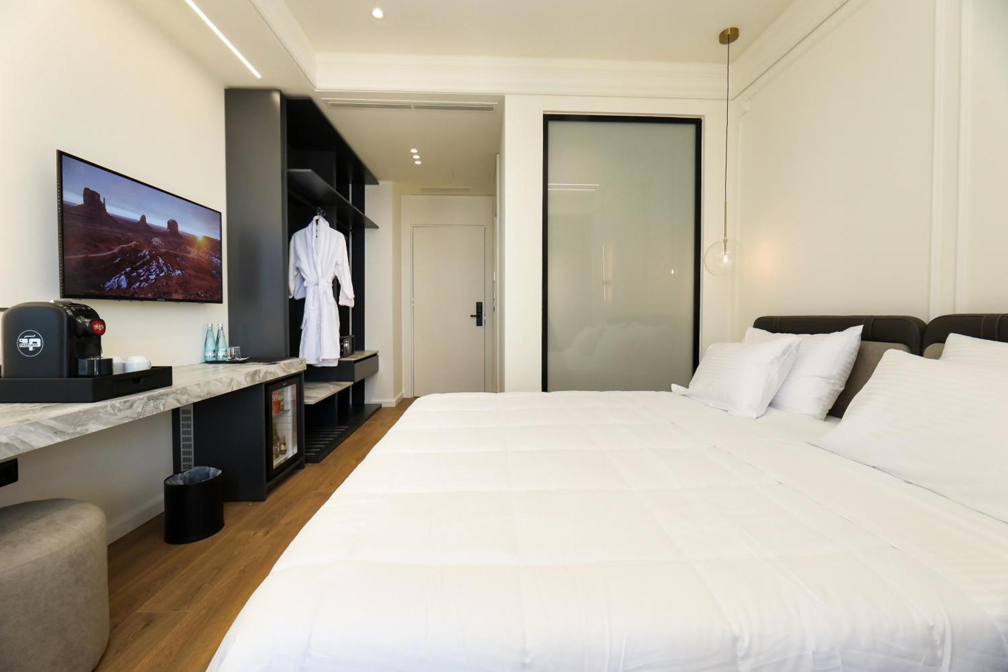 Hotel Adore فلورا المظهر الخارجي الصورة