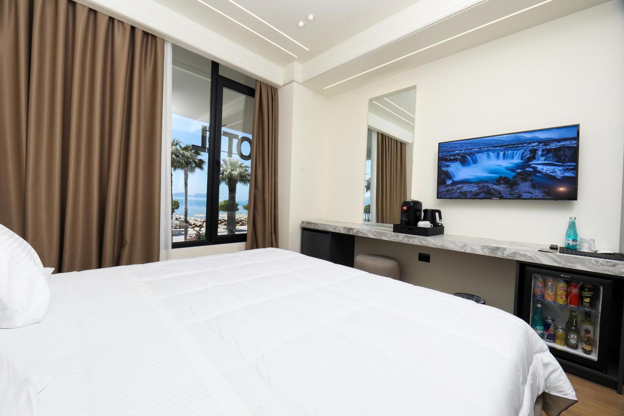 Hotel Adore فلورا المظهر الخارجي الصورة