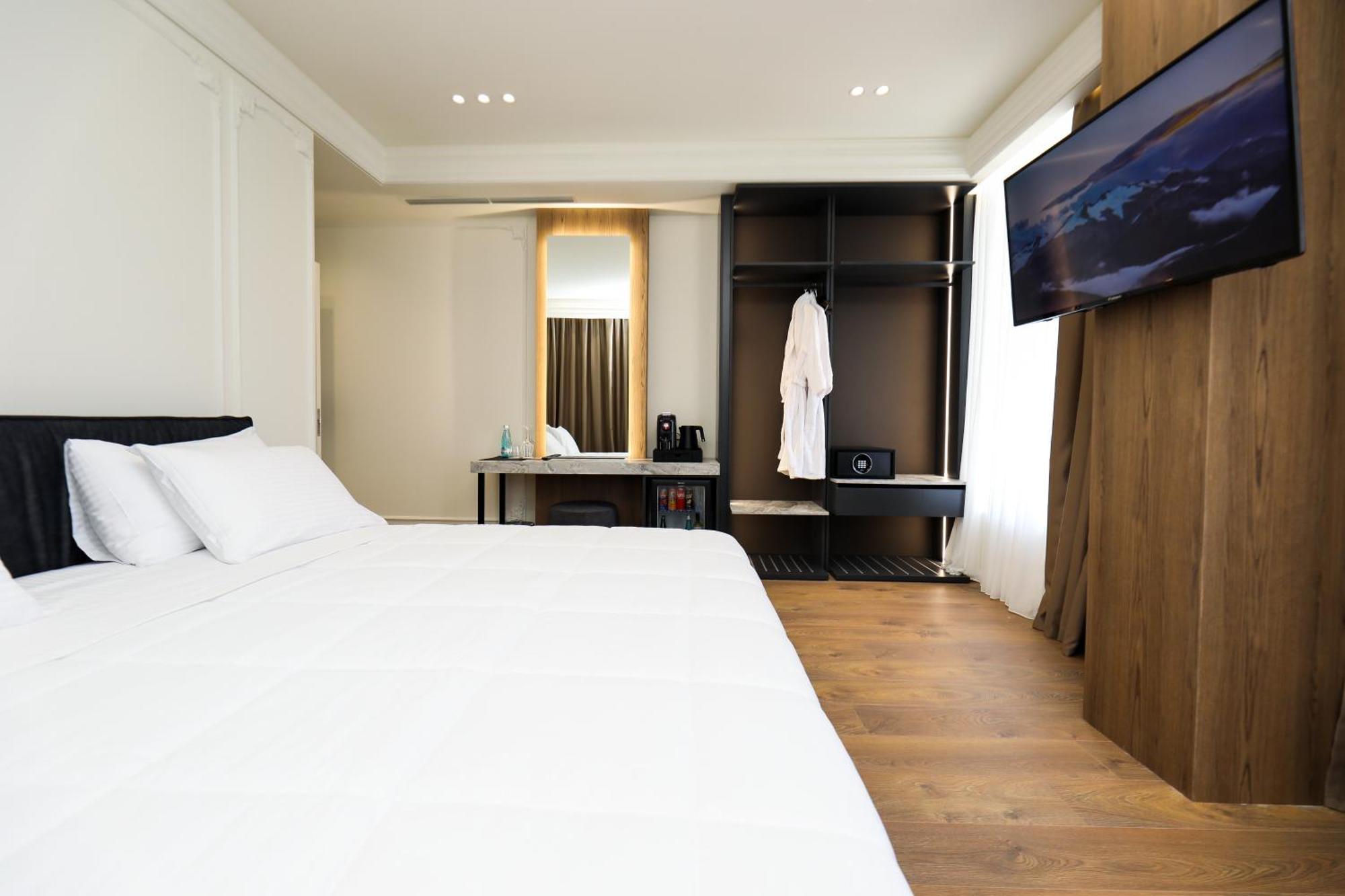 Hotel Adore فلورا المظهر الخارجي الصورة
