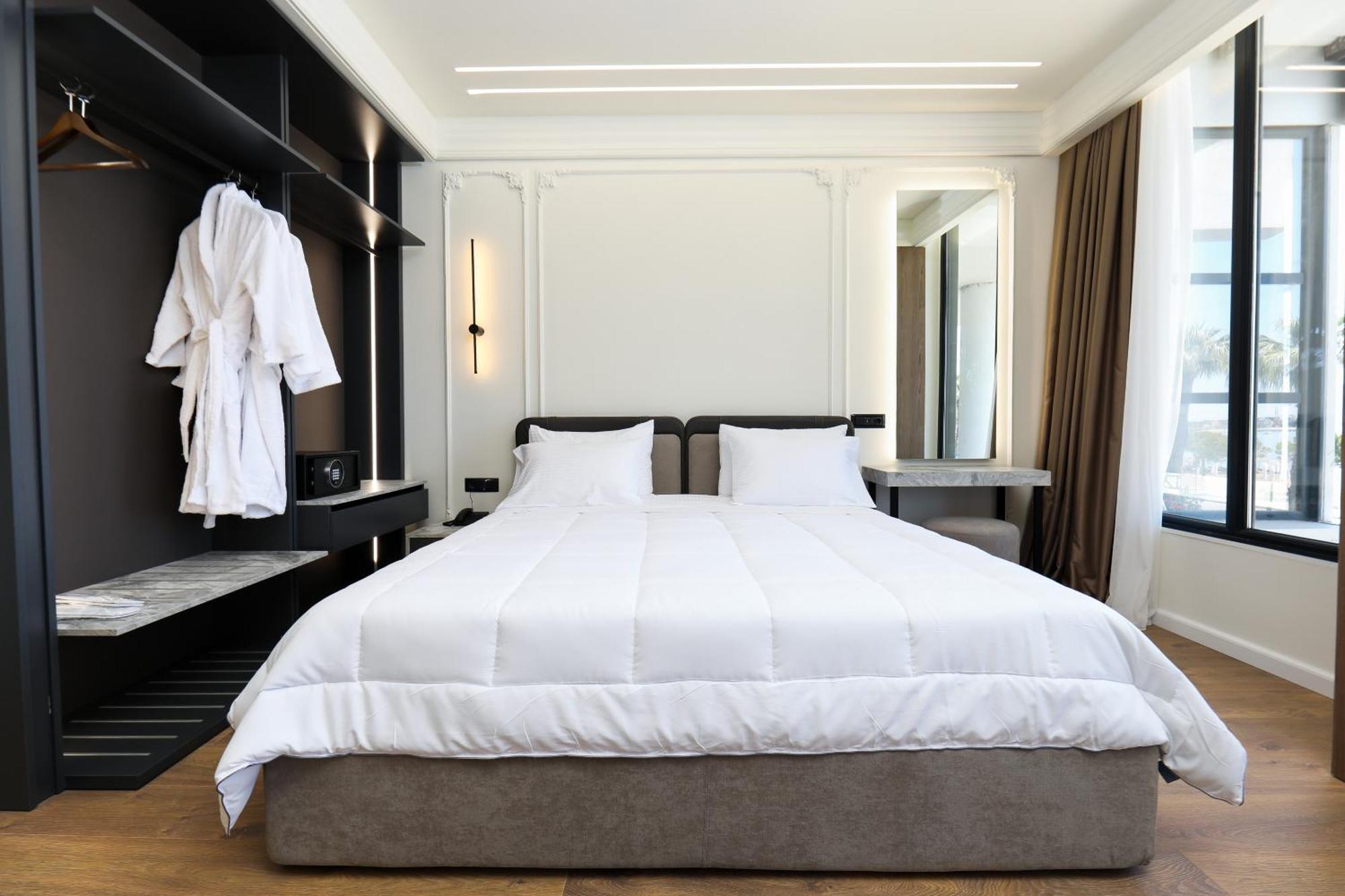 Hotel Adore فلورا المظهر الخارجي الصورة